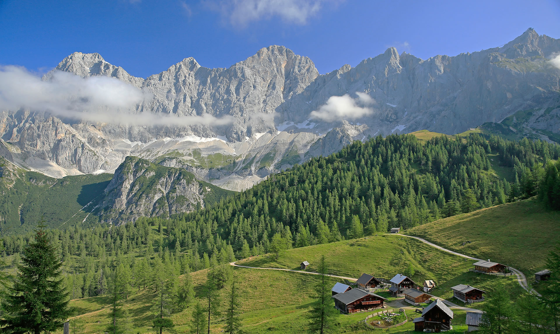 Urlaub in der Hotel Pension Alpenbad mit Zimmern und Appartements für Ihren Sommerurlaub in Ramsau am Dachstein