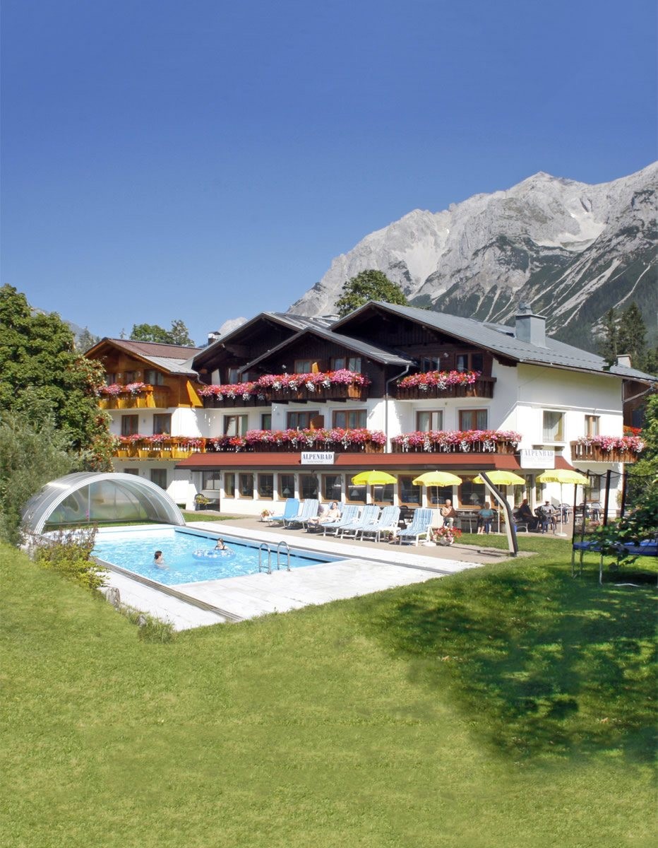 Urlaub bei Freunden in der Hotel Pension Alpenbad in Ramsau am Dachstein - mit beheiztem Schwimmbad im Sommer!